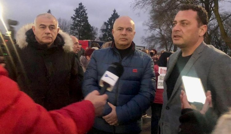 Депутати от БСП на протеста срещу опасния химически завод в Розовата долина 