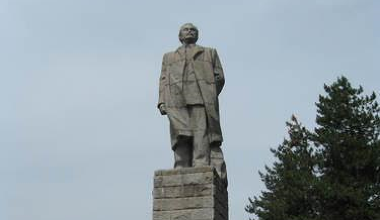 ​БСП – Казанлък стартира подписка в защита на паметника на Георги Димитров край яз. Копринка