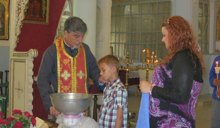 Млади социалисти от Казанлък кръстиха дете в православната вяра 