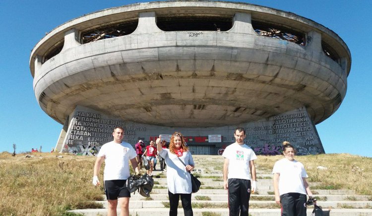 Млади социалисти от Казанлък чистиха край Дом-паметник „Бузлуджа”