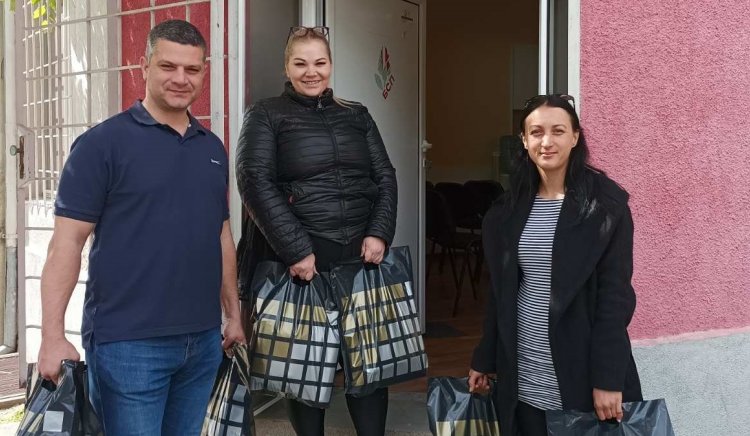 Социалисти от Казанлък дариха Великденски пакети на възрастни  хора