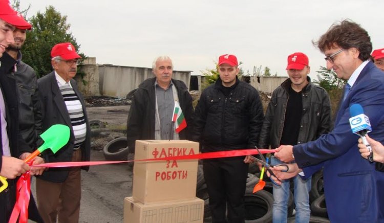 Д-р Шишков и млади социалисти  прерязаха символично лентата  на нов завод за роботи в запустялата индустриална зона
